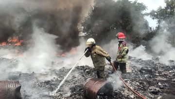 Kebakaran Limbah Dekat Pabrik Galon di Balaraja, Asap Tebal Membubung