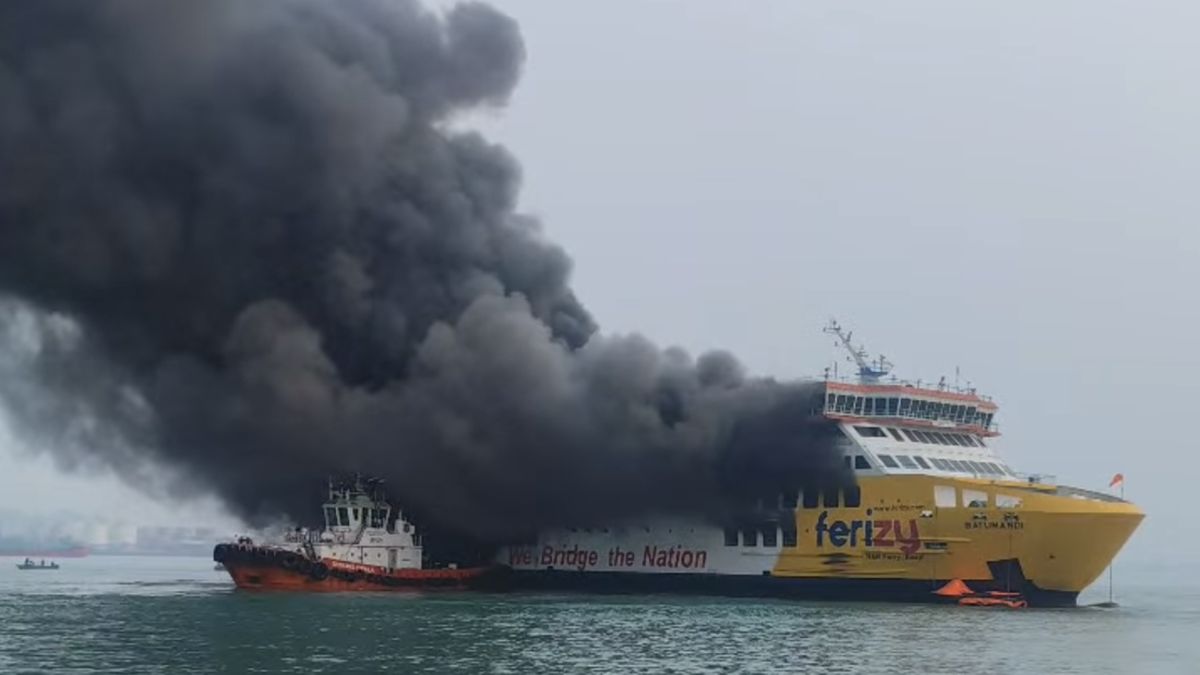 Detik-Detik KMP Batumandi Terbakar, Penumpang Kapal Turun Pakai Tali
