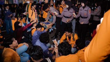 Polisi Bagikan Roti dan Minuman ke Mahasiswa Peserta Aksi di Monas