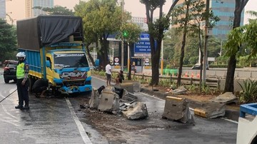 Truk Tabrak Separator Busway Jl S Parman Picu Lalin Macet, TransJ Terlambat
