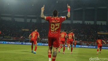 Persija Tekuk Arema FC 5-1 dan Rebut Puncak Klasemen