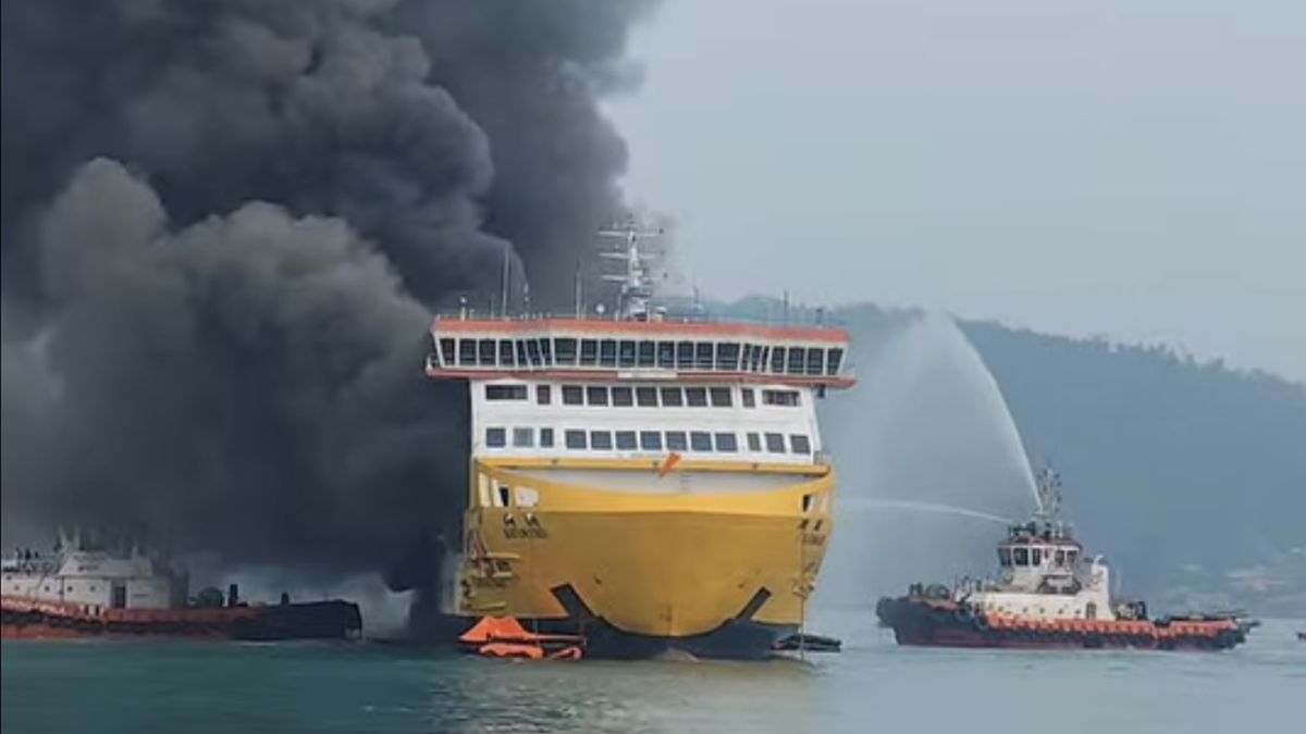 KMP Batumandi Milik ASDP Tenggelam Usai Hangus Terbakar