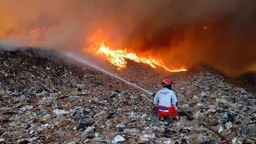 3 Hari Kebakaran TPA Supiturang Malang, BNPB Kerahkan Heli Water Bombing
