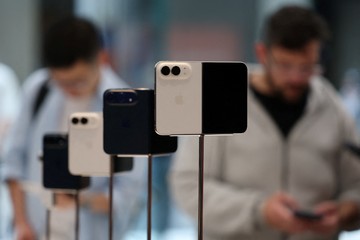 iPhone Duo Resmi Meluncur, Pembeli di Australia Antre Sejak Dini Hari
