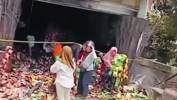 Sesal Belasan Warga Jarah Gudang Snack yang Terbakar