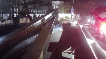 Muatan Tiang Baja Truk Jatuh Hantam Mobil di Tangsel Sampai Ringsek