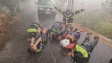 Hujan Akhirnya Guyur Martapura Kalteng, Relawan Karhutla Sujud Syukur