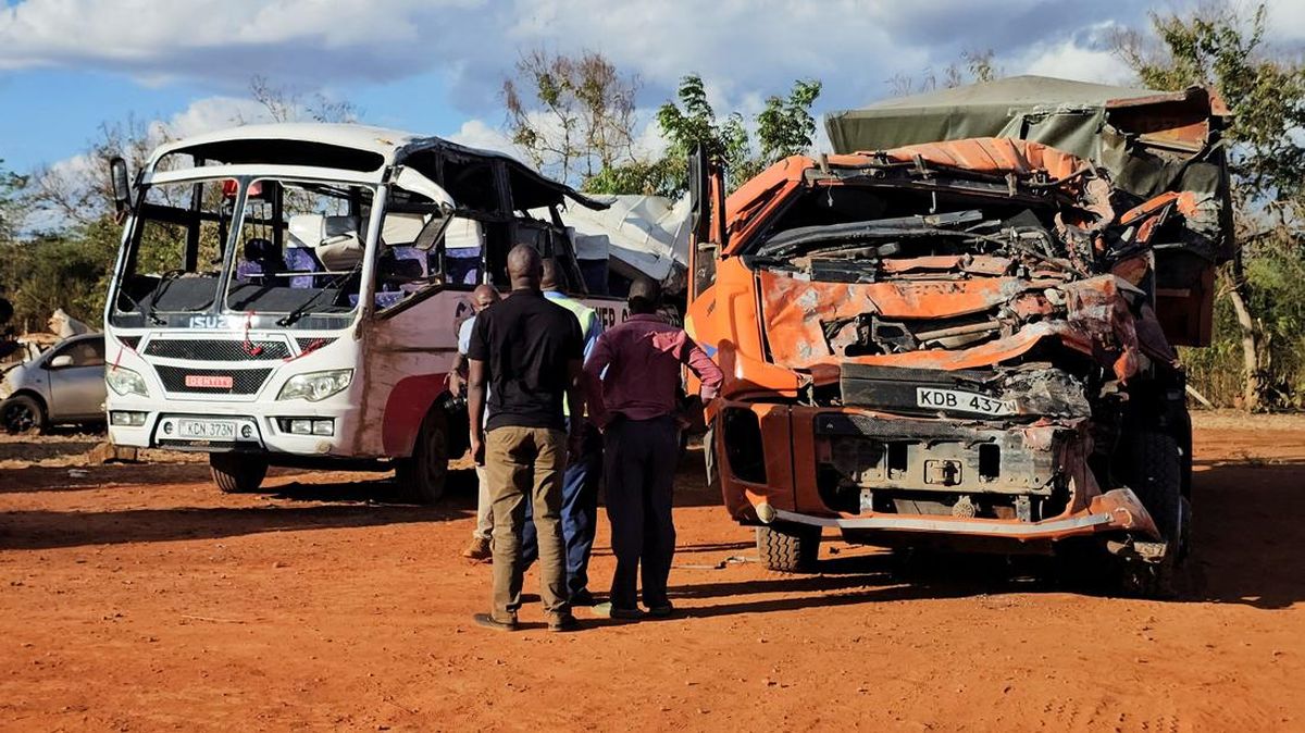 Gagal Nyalip, Bus Rombongan Pelayat Ringsek Dihantam Truk-24 Tewas