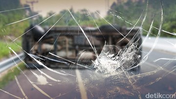 Truk Angkut Tanah Terguling dan Timpa Pemotor di Jakpus, Korban Dibawa ke RS