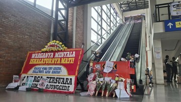 Karangan Bunga atas Setahun Matinya Eskalator Stasiun Bojonggede