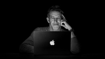 Setelah 10 Tahun, Logo Apple Menyala Lagi di MacBook Pro Layar Sentuh