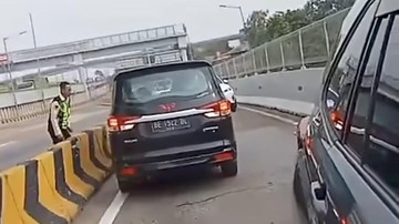 Mobil Lawan Arah di GT Ciledug Hampir Tabrakan gegara Ikuti Google Maps