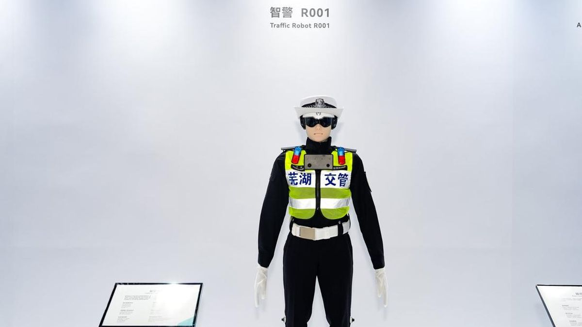 Penampakan Polisi Humanoid, Robot Buatan Perusahaan Mobil China