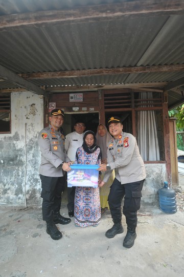 Peduli Pesisir, Kapolres Kepulauan Seribu Pimpin Bedah Rumah Warga di Pulau Untung Jawa